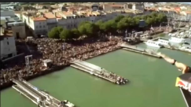 VIDEO: El doloroso error de cálculo de un clavadista en Francia