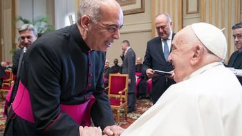 Monseñor Guillermo Karcher junto al papa Francisco. Monseñor Guillermo Karcher junto al papa Francisco.