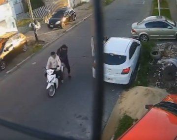 Video: motochorros le robaron el auto a una mujer