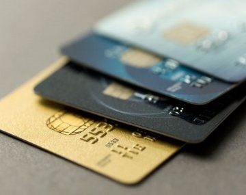 Un banco y una tarjeta deberán indemnizar por el daño moral y psicológico contra un cliente