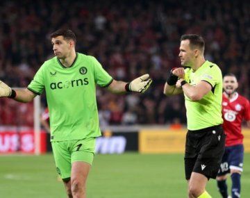 Por qué Dibu Martínez recibió dos amarillas pero no fue expulsado