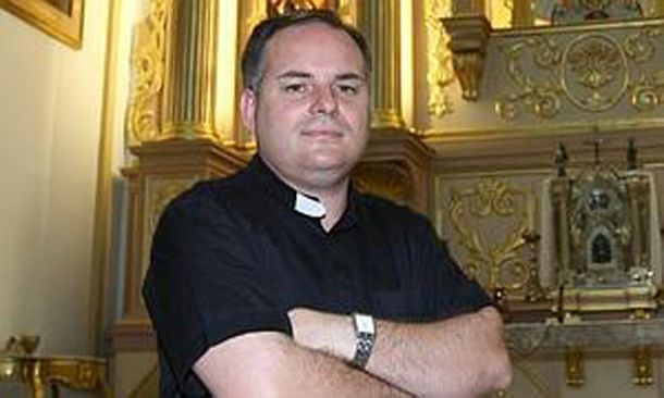 Se filtran fotografías de un cura practicando sexo oral a un hombre