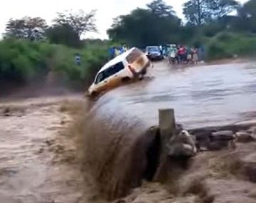 Quiso cruzar un río con y cayó en una cascada