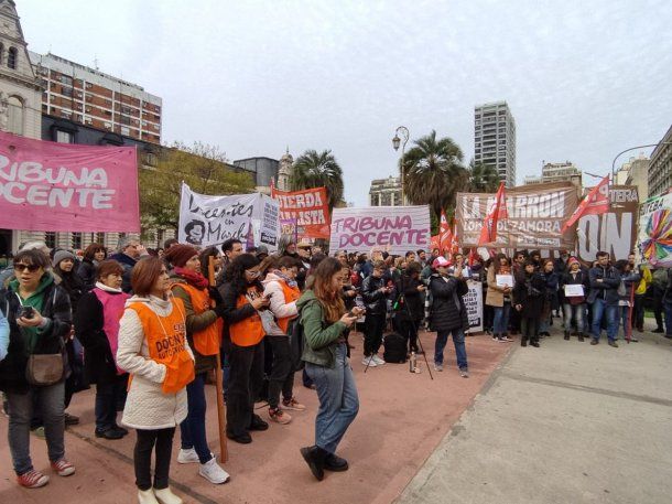 Docentes realizan paro de 24 horas en la Ciudad: se movilizaron al Palacio Sarmiento