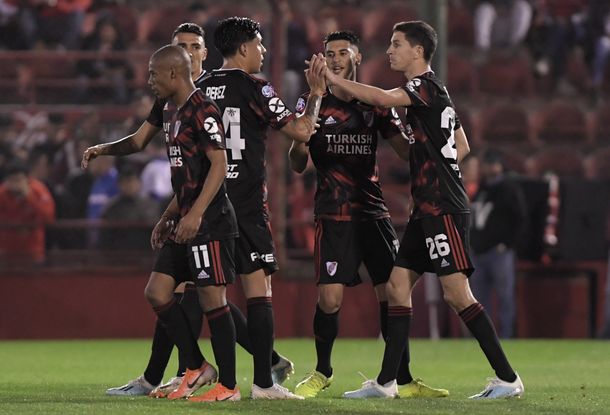 River tuvo un partido perfecto, goleó a Huracán y se prende en la lucha de los de arriba