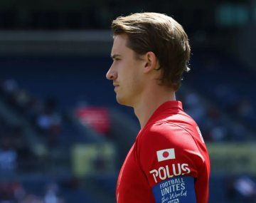 El capitán de Urawa pidió disculpas tras ignorar a los jugadores de River en el saludo