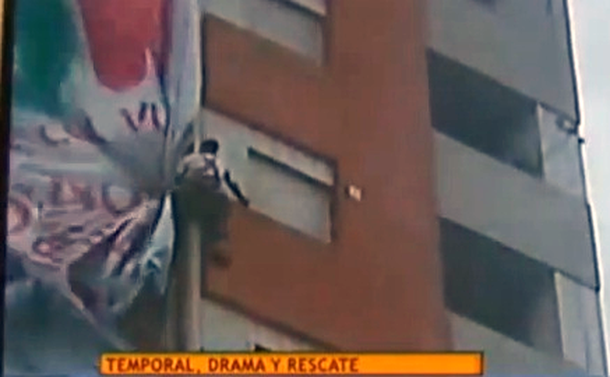 Córdoba: desafió al temporal y terminó rescatado por la Policía