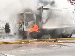 video: un camion de basura se prendio fuego en nueva pompeya video: un camion de basura se prendio fuego en nueva pompeya