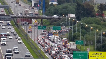 caos en la panamericana: un camion choco contra un puente y volco