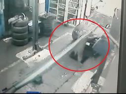 Un mecánico no prestó atención y se cayó en una fosa Un mecánico no prestó atención y se cayó en una fosa