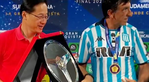 Espectacular reacción de Gustavo Costas: por qué no quería recibir el premio al mejor DT de la Copa Sudamericana