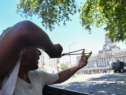 Tensión y enfrentamientos entre la policía y manifestantes frente al Congreso