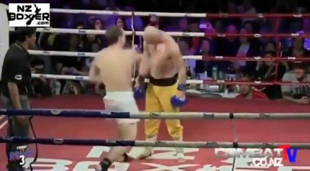 Imposible de tumbar: un monje Shaolin recibe piñas en la cara y no se cae