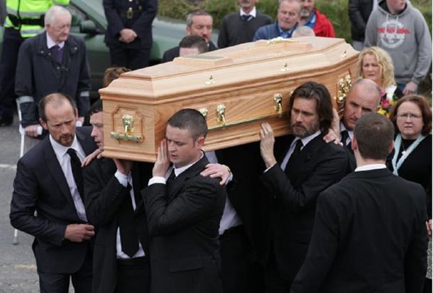 Las fotos de Jim Carrey en el entierro de su ex novia