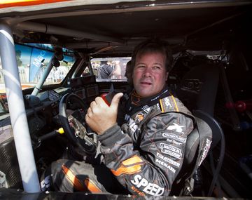 La espectacular maniobra de Robby Gordon en la largada de la Etapa 1