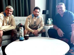 Chiqui Tapia posó con Messi y De Paul en la previa de un nuevo amistoso: Tridente con aura