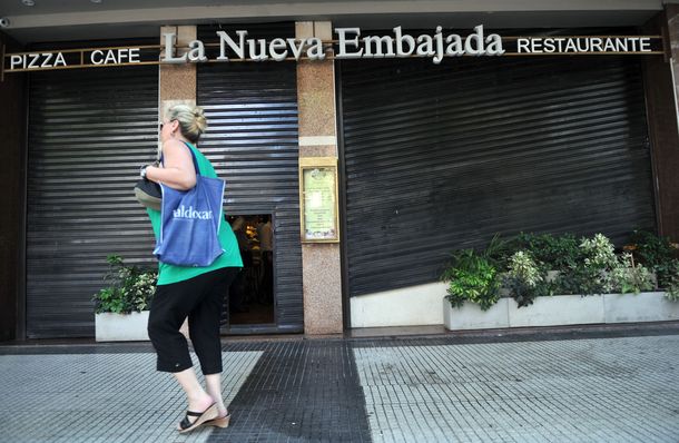 Hubo destrozos en el Café Tortoni y otros bares porteños