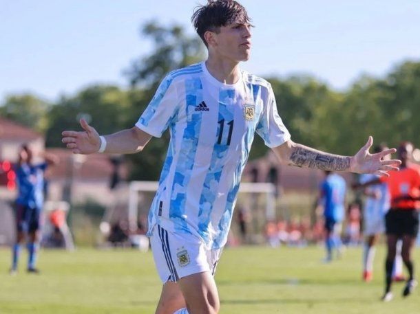 Alejandro Garnacho alentando a la Selección Argentina a la distancia