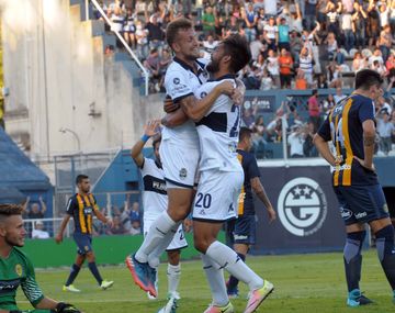 El festejo del gol de Gimnasia desde el vestuario