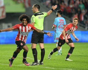 Christian Alemán celebra el gol de la victoria
