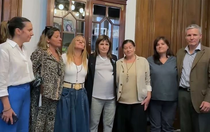 Patricia Bullrich junto a la familia de Germán Giuliani.