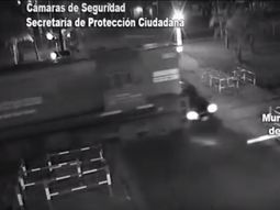 video: cruzo con la barrera baja, fue embestido por un tren, pero se salvo