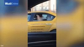 rusa iba teniendo sexo en el taxi, la grabaron y mostro los pechos por la ventanilla rusa iba teniendo sexo en el taxi, la grabaron y mostro los pechos por la ventanilla