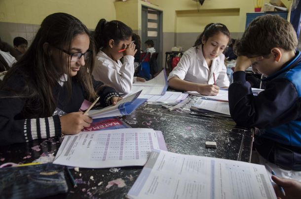 Alumnos de escuela primaria rindiendo el examen Aprender 2016