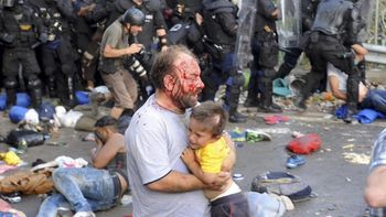 hungria reprimio violentamente a cientos de refugiados en la frontera con serbia hungria reprimio violentamente a cientos de refugiados en la frontera con serbia