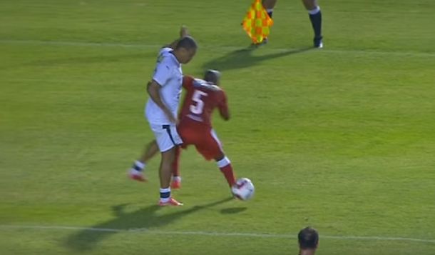 Un ex crack brasileño hizo el mejor caño de los últimos tiempos