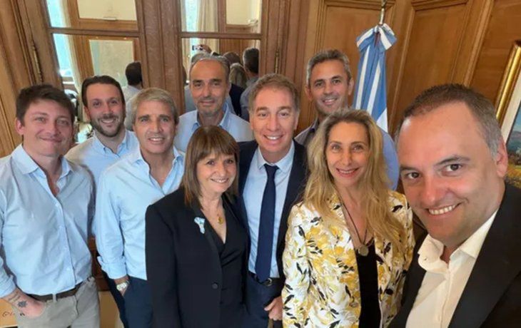 La mesa política libertaria. La mesa política libertaria.