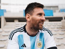 Con una imagen de Messi, la Selección Argentina oficializó su nueva casaca. Con una imagen de Messi, la Selección Argentina oficializó su nueva casaca.