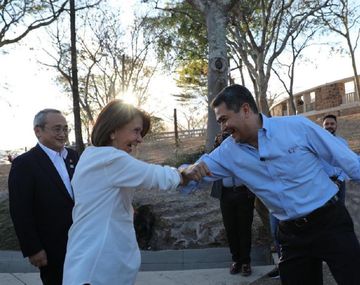 Saludo de codo contra el coronavirus - Cr&eacute;dito:&nbsp;@JuanOrlandoH