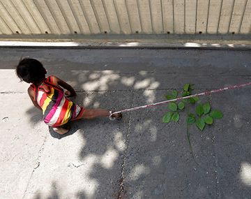 Indginante: atan a su pequeña hija a una piedra mientras trabajan