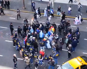 Los jubilados increparon a un subcomisario de la Policía: Les pagamos el sueldo