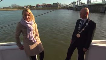 ¿se cayo o se tiro? una notera termino dandose un chapuzon ¿se cayo o se tiro? una notera termino dandose un chapuzon