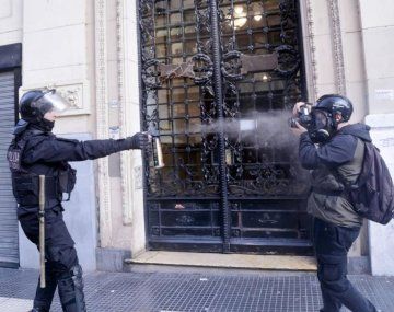 El fuerte repudio de la hermana del policía que atacó a un fotógrafo