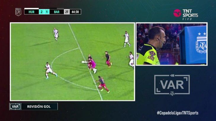 El VAR anuló el gol del triunfo de Huracán, y de ese tiro libre, llegó la victoria agónica de Barracas Central