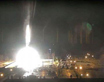 Cruce de acusaciones entre Rusia y Ucrania por el incendio en la central nuclear más grande de Europa