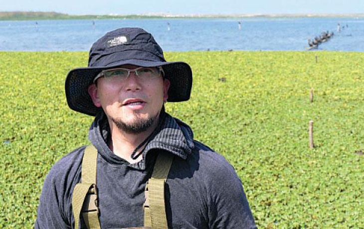 Científico logra descontaminar una laguna él solo