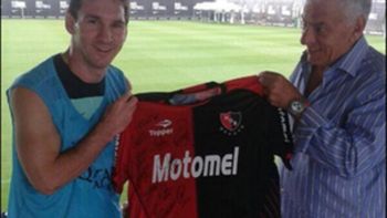 messi recibio una camiseta de newells firmada por el plantel messi recibio una camiseta de newells firmada por el plantel