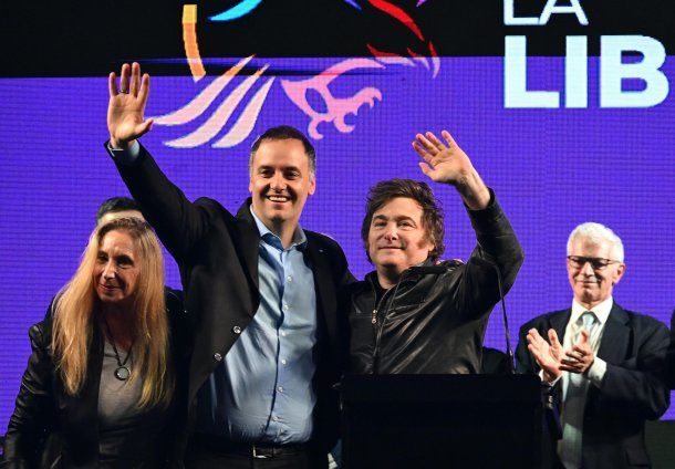 Javier Milei junto a Manuel Adorni en el cierre de campaña de La Libertad Avanza. Foto: Noticias Argentinas. 