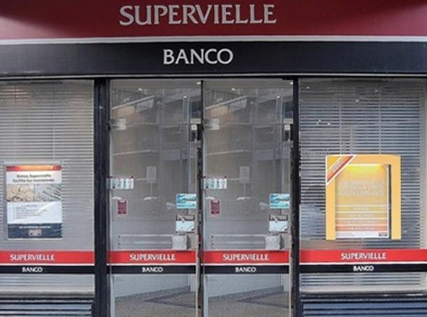 Dos delincuentes armados roban un banco en Recoleta