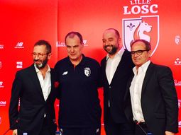 El DT argentino, junto a los directivos del Lille El DT argentino, junto a los directivos del Lille