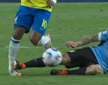 La terrible patada de Nahitan Nández a Rodrygo