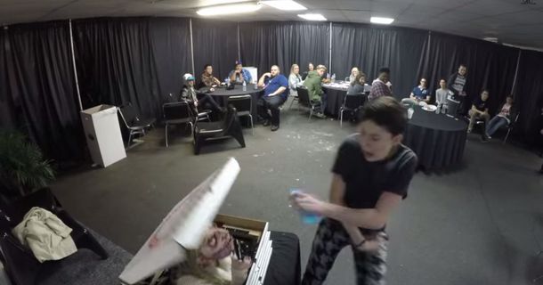 Un zombie dentro de la caja de pizza asusta a los hambrientos