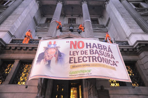 Activistas de Greenpeace se treparon al balcón del Congreso