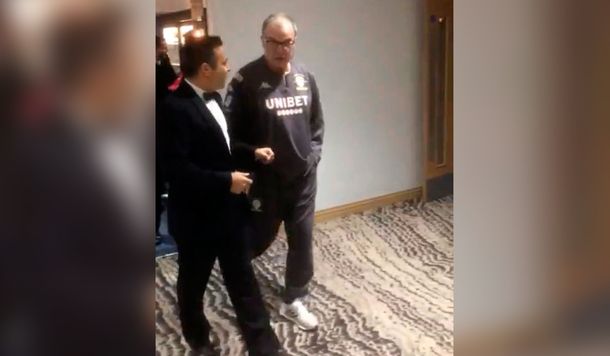 En jogging y zapatillas: el look de Bielsa para el centenario del Leeds