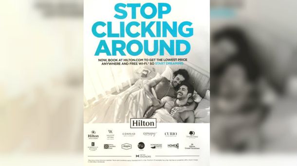 Polémica por la publicidad de un hotel que muestra a una pareja gay en la cama