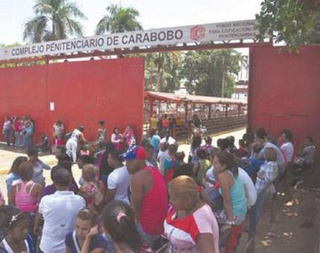 Incendio deja 17 muertos en una cárcel